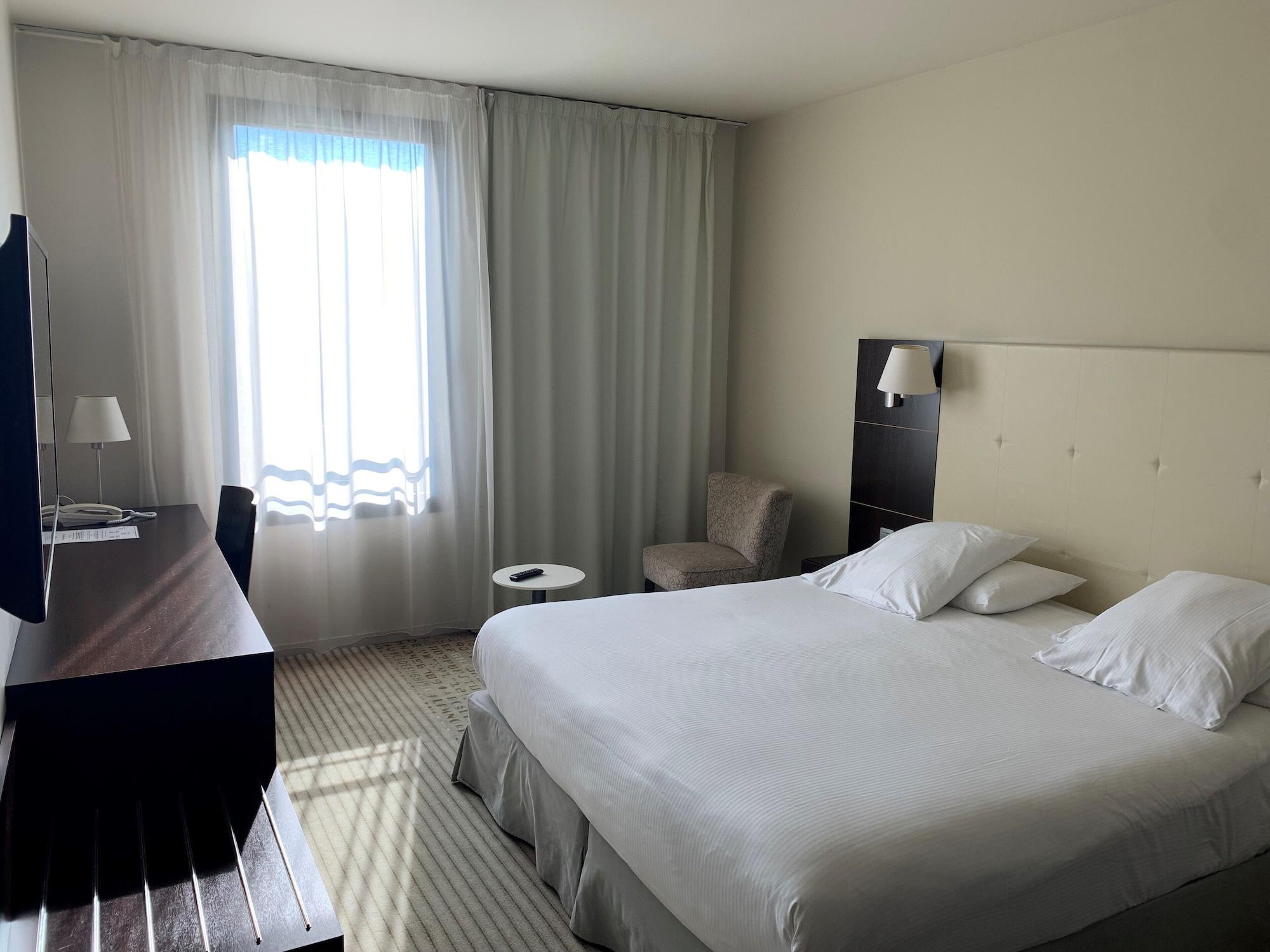 Отель Mercure Aix-En-Provence La Duranne Gare Tgv Экстерьер фото